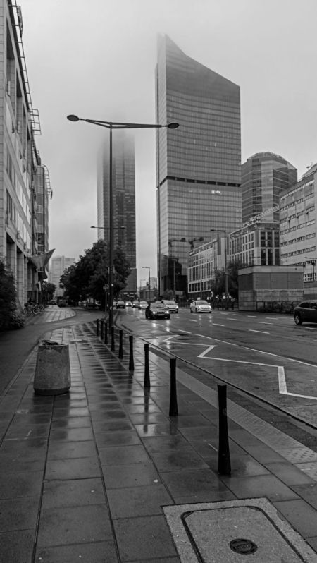 Vue rue avec immeuble de bureau en arrière plan