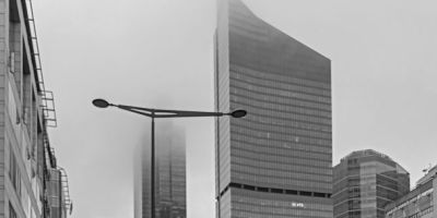 Vue rue avec immeuble de bureau en arrière plan